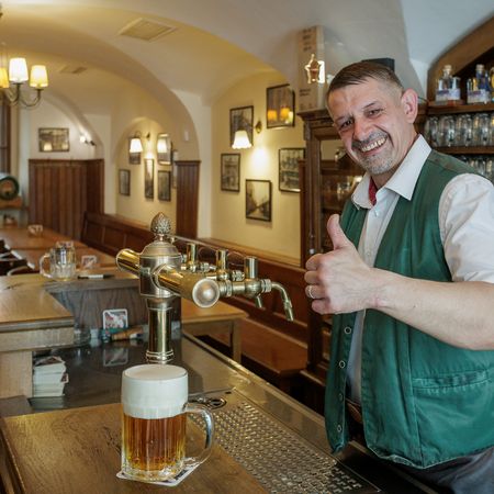 Doln� sn�movna: Staro�e�i, prvn� rann� zast�vka B. Hrabala, Vil�m Amort